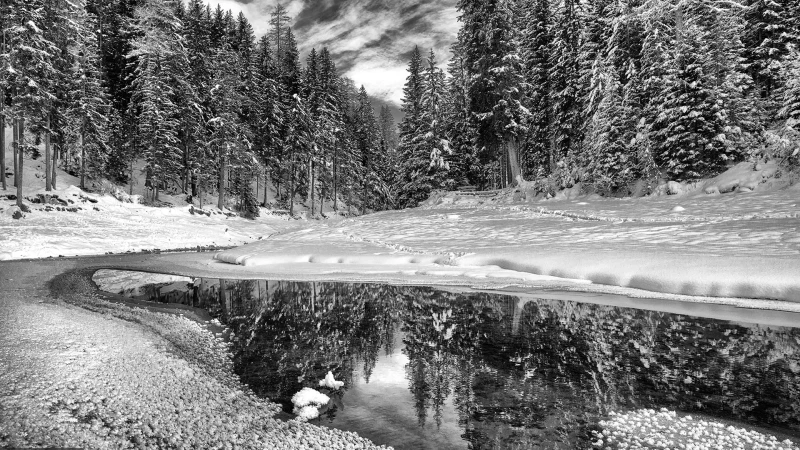 Inverno al lago di Braies in bianco e nero