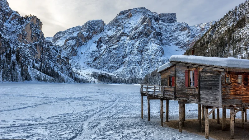 Inverno alla palafitta del lago di Braies