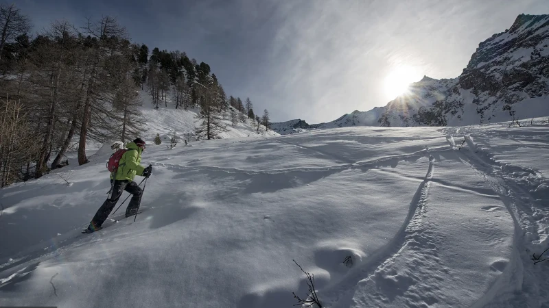 Salendo verso il colle dell'Entrelor in inverno