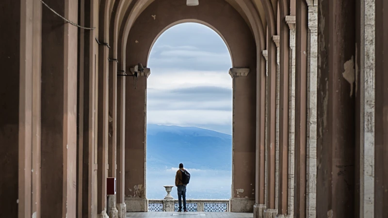 Solitudine urbana al termine dei porticati di Perugia
