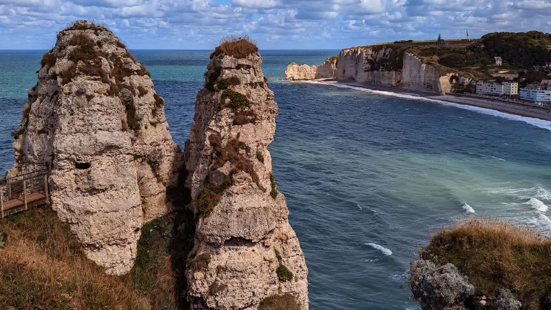 Le falesie d'Aval e le bellissime scogliere di Etretat in Normandia