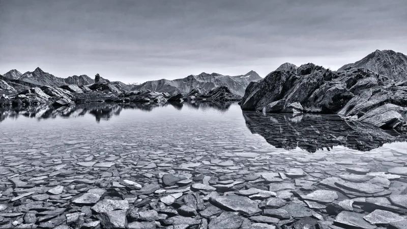 Lago del Lauson in bianco e nero