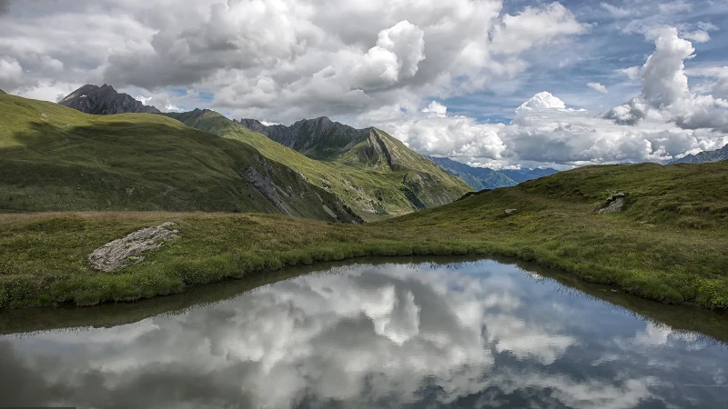 Il lago del Verney e il paesaggio alpino nei pressi del passo del Piccolo San Bernardo