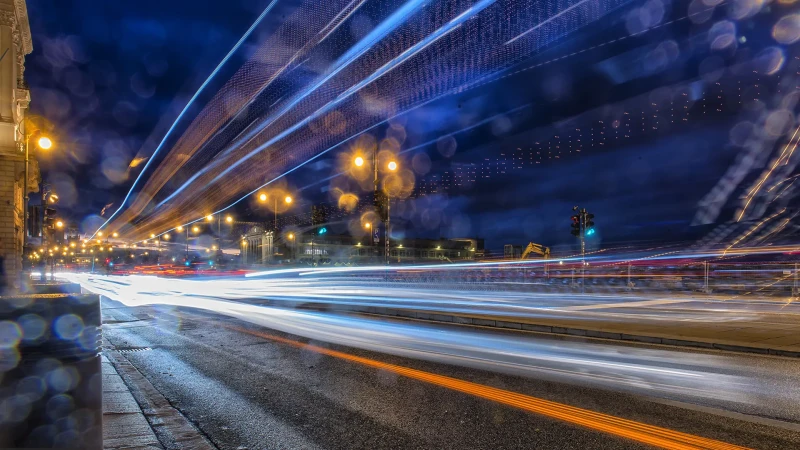 Le luci delle automobili in una notte piovosa a Trieste