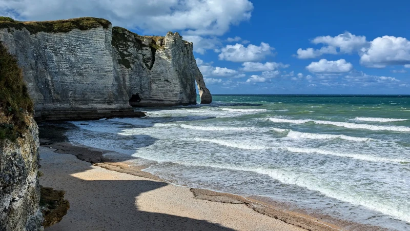 Le scogliere e la spiaggia di Etretat in Normandia