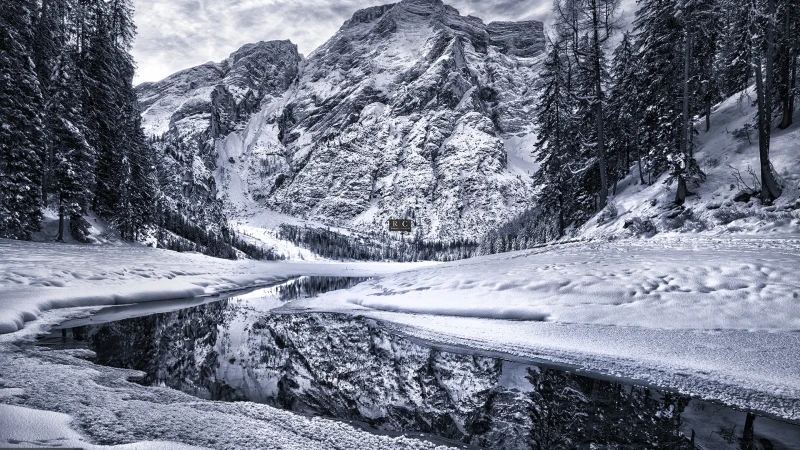 Magia invernale al lago di Braies in bianco e nero