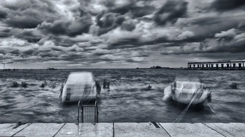 Mare mosso, vento ed un senso di inquietudine a Trieste