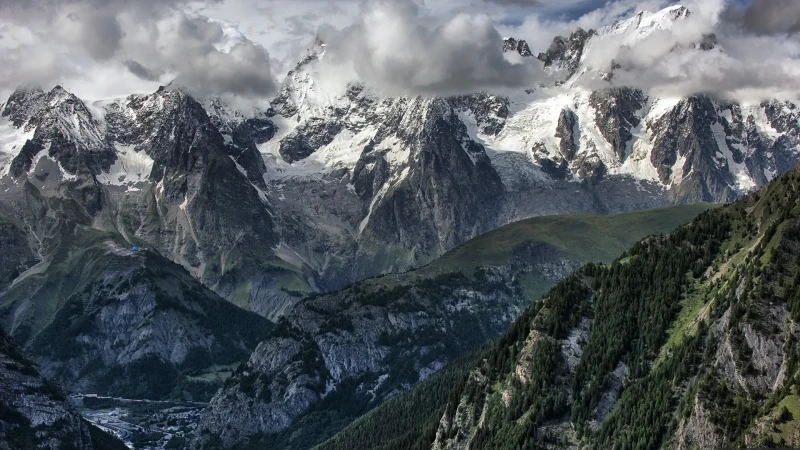 Massiccio del Monte Bianco sopra Courmayeur