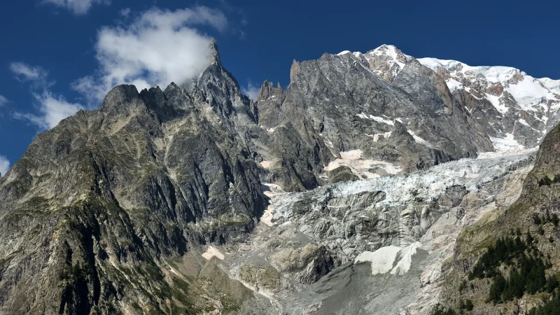 Panoramica massiccio del monte Bianco e Aiguille Noire de Peuterey