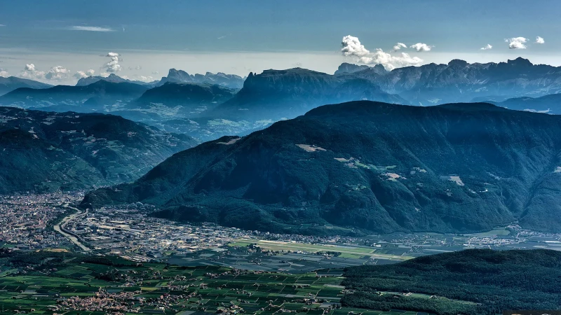 Panoramica dalla cima del monte Penegal su Bolzano e la Valdadige