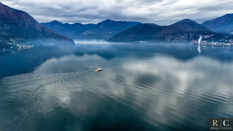 Panoramica aerea serale sul lago d'Iseo da Pisogne