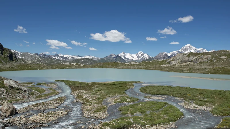 Panoramica laghi di fusione del Rutor e sullo sfondo il monte Bianco