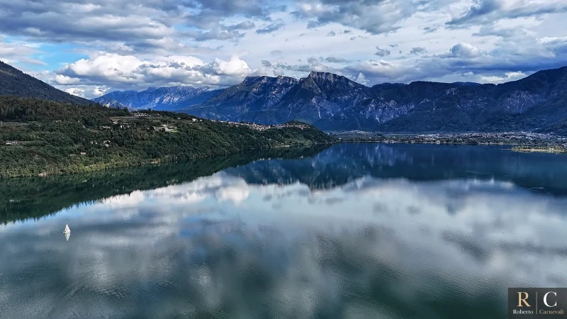 Panoramica autunnale sul lago di Caldonazzo dal drone