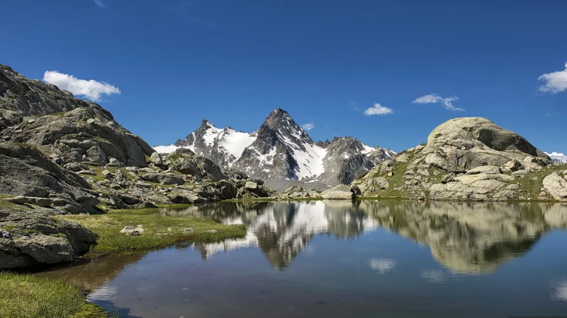 Grand Assaly e Rutor si specchiano nei laghi di fusione del ghiacciaio