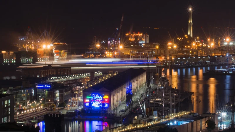 Il porto di Genova di notte