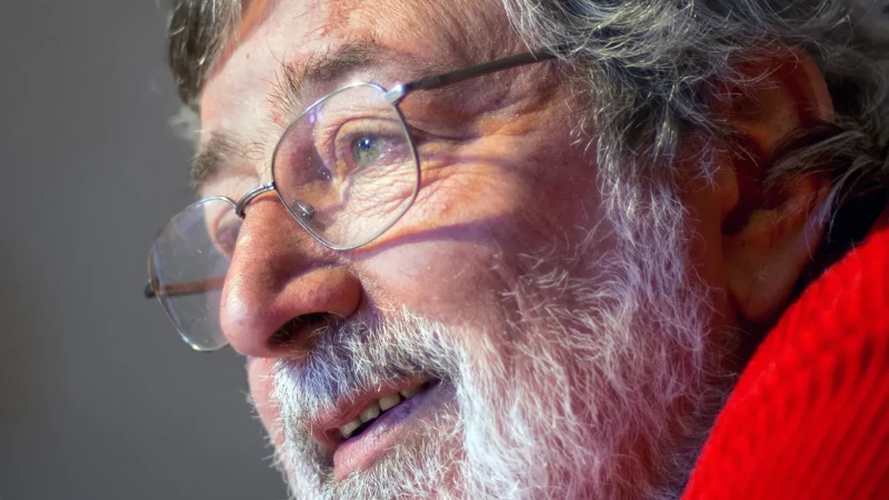Primo piano a Francesco Guccini