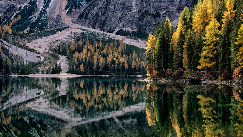 Riflessi e foliage nelle Dolomiti del lago di Braies