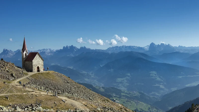 Santuario Santa Croce di Lazfons e panoramica sulle Dolomiti