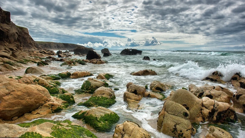 Tra le rocce della Plage Du Port Blanc a Quiberon