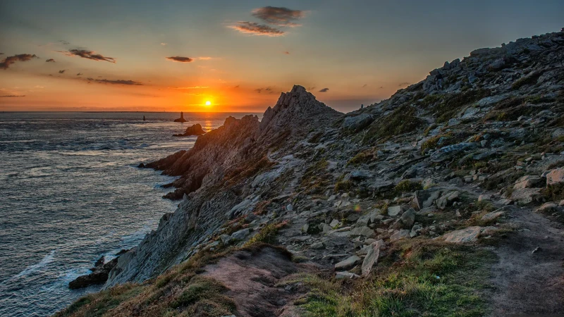 Tramonto a Pointe Du Raz sull'oceano Atlantico