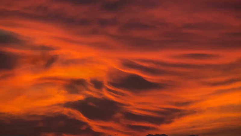 Tramonto apocalittico sui profili dell'appennino emiliano