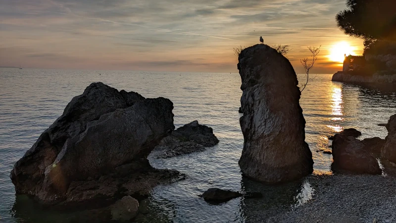 Tramonto sugli scogli di Miramare a Trieste