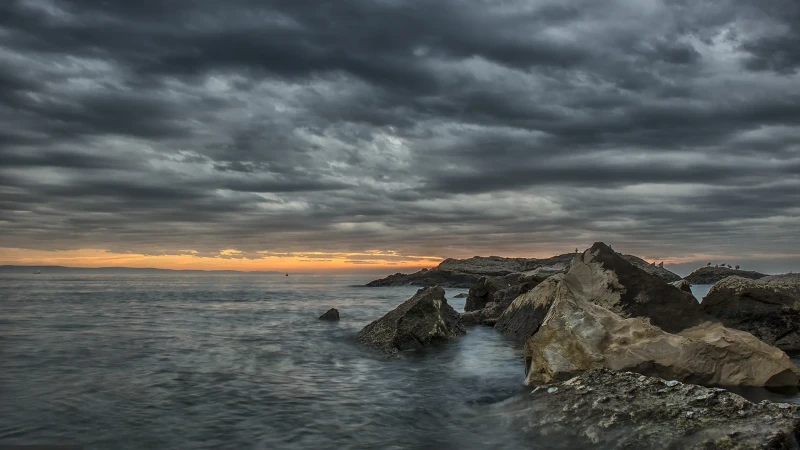 Tramonto sulla baia silenziosa nel golfo di Trieste