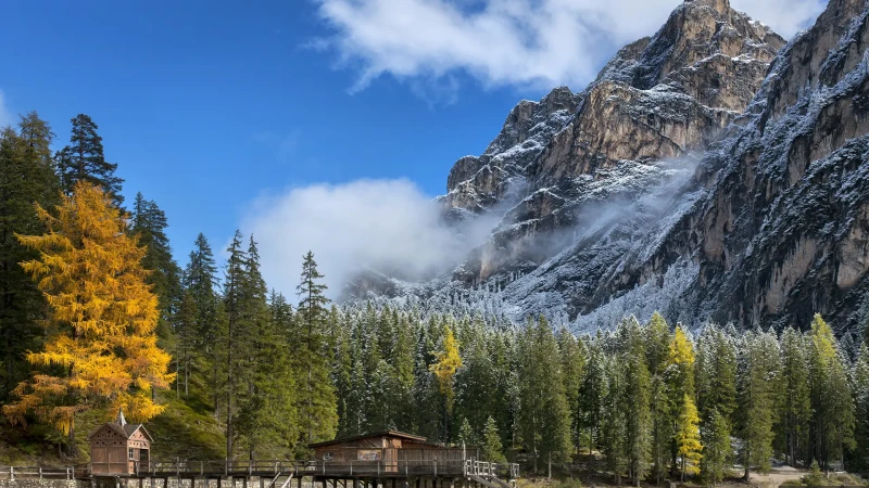 Autunno alla palafitta del lago di Braies