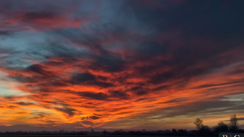 Un tramonto infuocato sulla pianura Padana