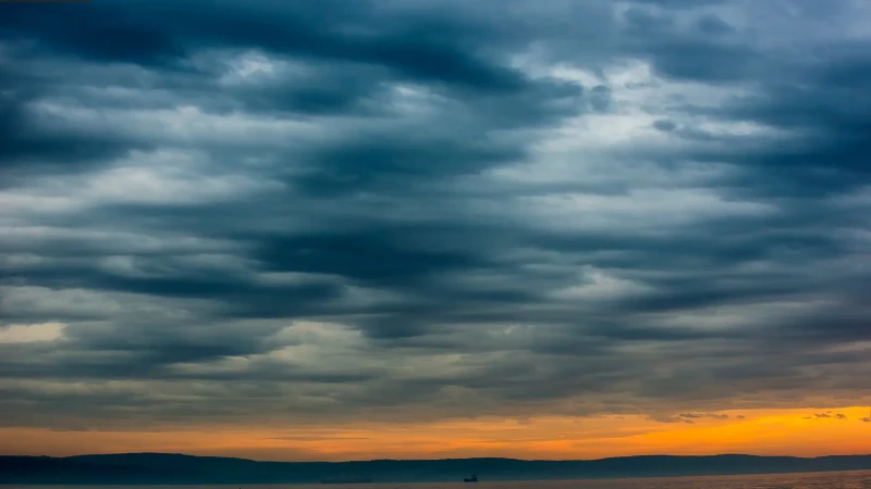 Un ultimo riverbero di luce sul golfo di Trieste