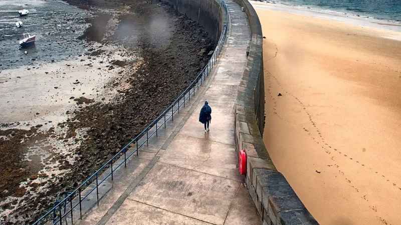 Solo in una serata di pioggia a Saint Malo