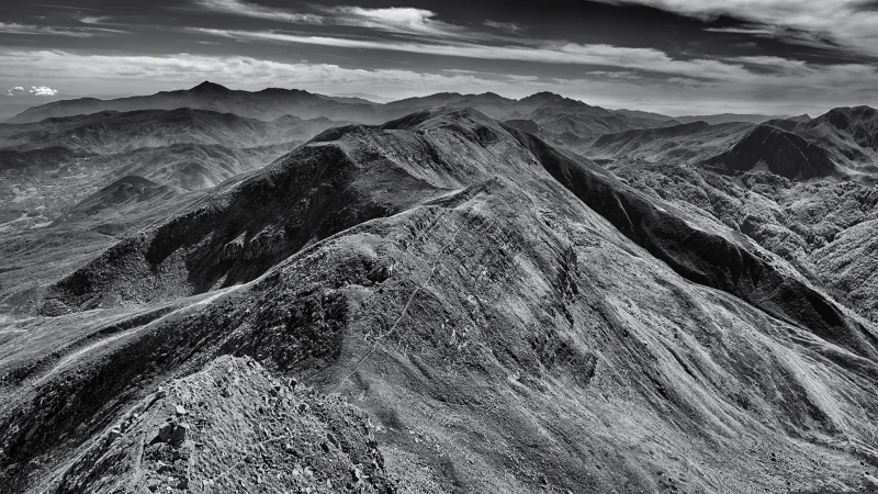 Panorama dalla vetta del monte Cusna in bianco e nero