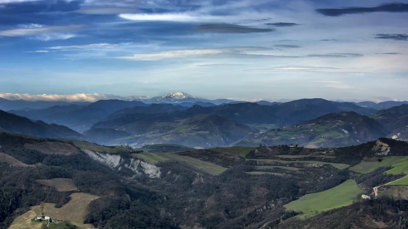 Panoramica appenninica dalla vetta del monte Frate