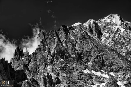 Cresta Peuterey e massiccio del monte Bianco in bianco e nero