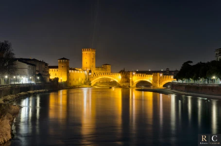 Castelvecchio e il ponte Scaligero a Verona in una lunga esposizione notturna