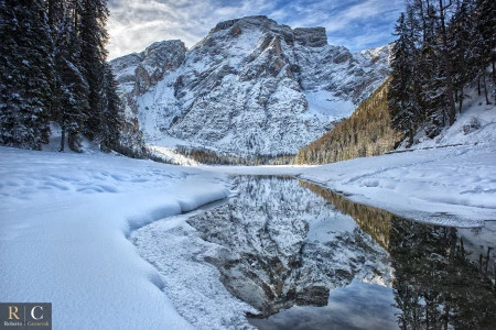 Croda del Becco e lago di Braies in inverno