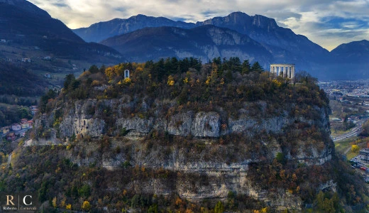 Foliage al Doss Trento in un pomeriggio autunnale