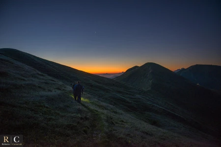 In cammino con le frontali per vedere l'alba sulle Dolomiti