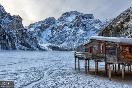 Inverno alla palafitta del lago di Braies