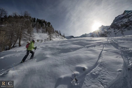 Salendo verso il colle dell'Entrelor in inverno