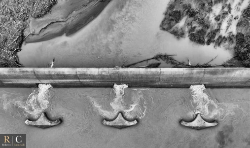 Lo sbarramento sul fiume Secchia dopo la piena in bianco e nero