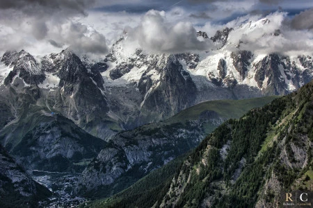Massiccio del Monte Bianco sopra Courmayeur