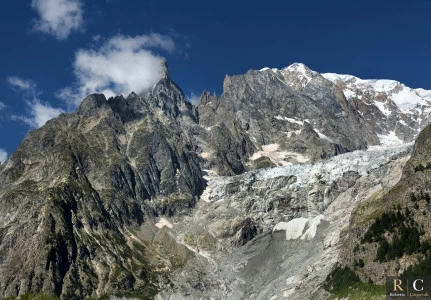 Panoramica massiccio del monte Bianco e Aiguille Noire de Peuterey