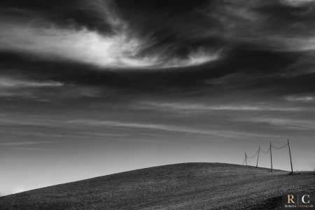 Minimalismo emiliano in bianco e nero