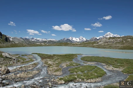Panoramica laghi di fusione del Rutor e sullo sfondo il monte Bianco