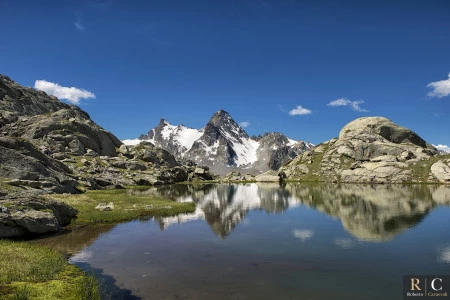 Grand Assaly e Rutor si specchiano nei laghi di fusione del ghiacciaio