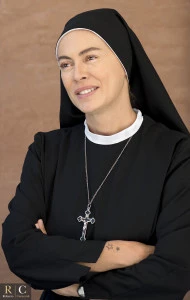 Ritratto ad Elena Sofia Ricci sul set di Che Dio ci Aiuti