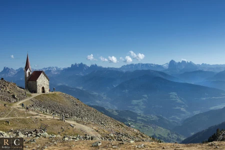 Santuario Santa Croce di Lazfons e panoramica sulle Dolomiti
