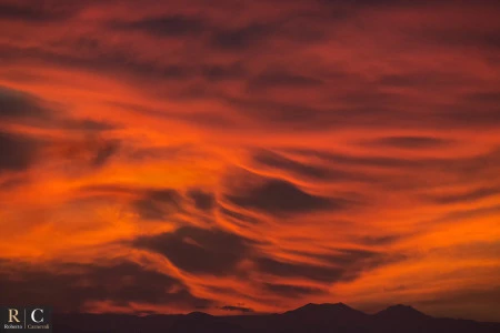 Tramonto apocalittico sui profili dell'appennino emiliano