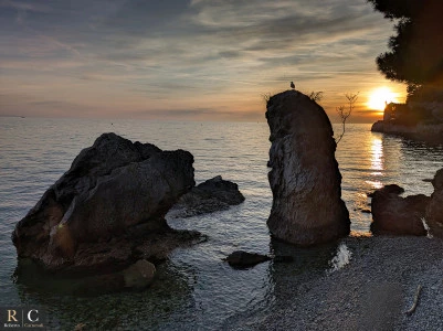 Tramonto sugli scogli di Miramare a Trieste